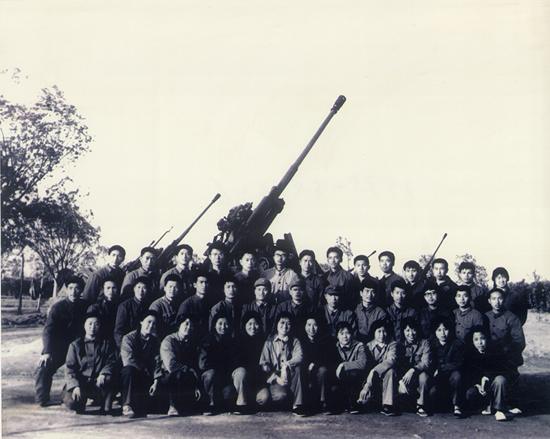 1975-7319上海高桥高炮部队学军合影留念.jpg